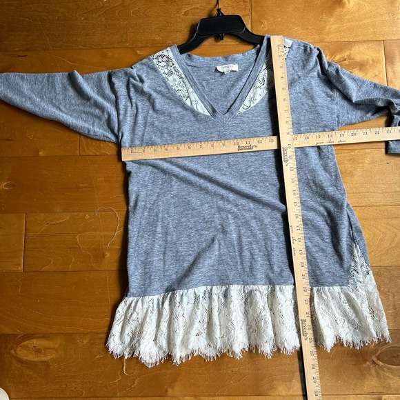 Umgee size small gray lace blouse top three-quarter sleeve V-neck - Picture 9 of 9